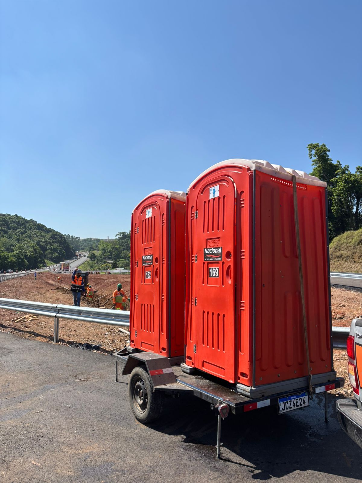 Banheiros químicos Nacional em trailer para obra rodoviária