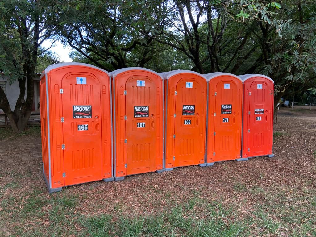 Banheiros químicos Nacional enfileirados para evento ao ar livre